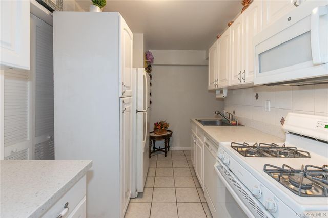 45 HILLPARK Avenue 2L, Great Neck, NY 11021