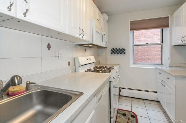 45 HILLPARK Avenue 2L, Great Neck, NY 11021