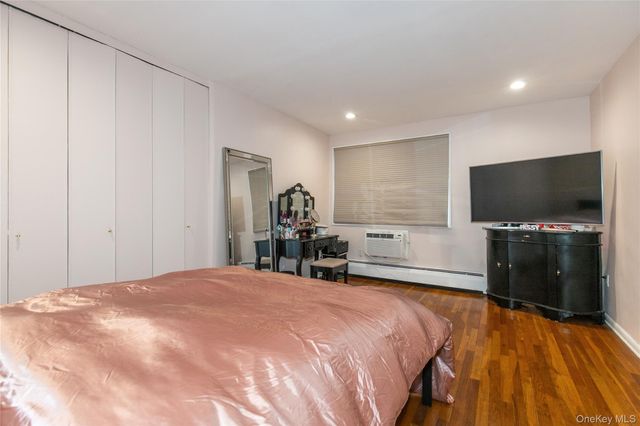 45 HILLPARK Avenue 2L, Great Neck, NY 11021