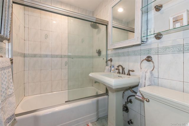 45 HILLPARK Avenue 2L, Great Neck, NY 11021