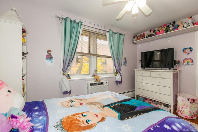 45 HILLPARK Avenue 2L, Great Neck, NY 11021