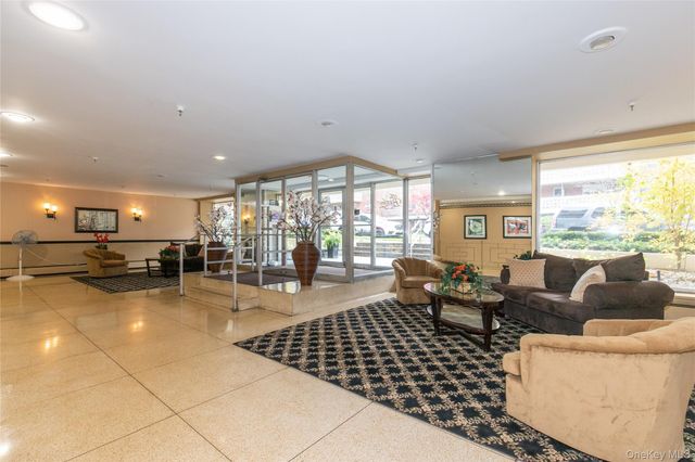 45 HILLPARK Avenue 2L, Great Neck, NY 11021