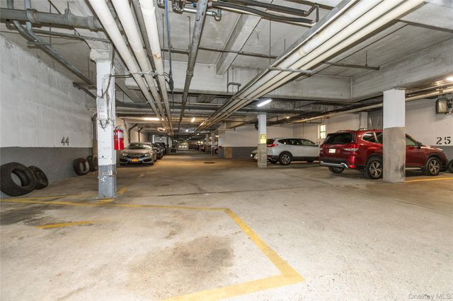 45 HILLPARK Avenue 2L, Great Neck, NY 11021