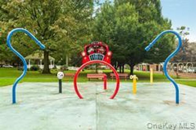 45 HILLPARK Avenue 2L, Great Neck, NY 11021