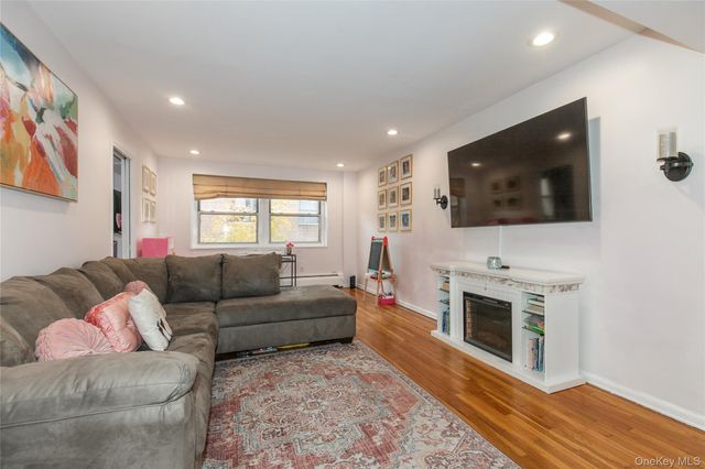 45 HILLPARK Avenue 2L, Great Neck, NY 11021