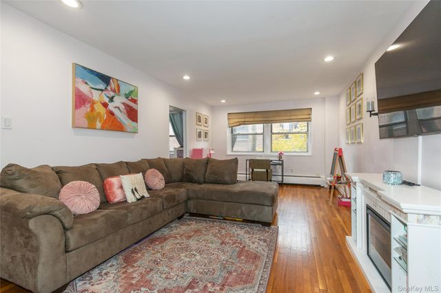 45 HILLPARK Avenue 2L, Great Neck, NY 11021