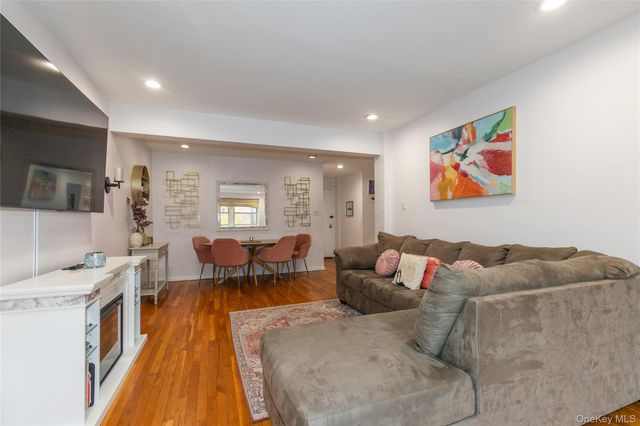 45 HILLPARK Avenue 2L, Great Neck, NY 11021