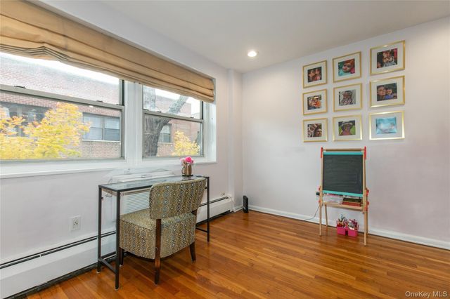 45 HILLPARK Avenue 2L, Great Neck, NY 11021