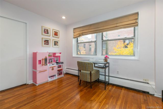 45 HILLPARK Avenue 2L, Great Neck, NY 11021