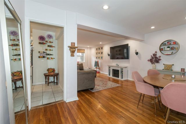 45 HILLPARK Avenue 2L, Great Neck, NY 11021