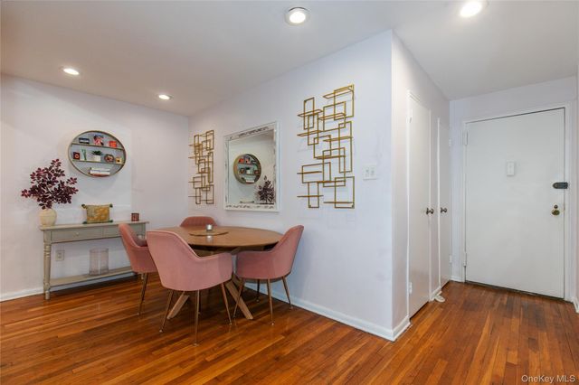 45 HILLPARK Avenue 2L, Great Neck, NY 11021