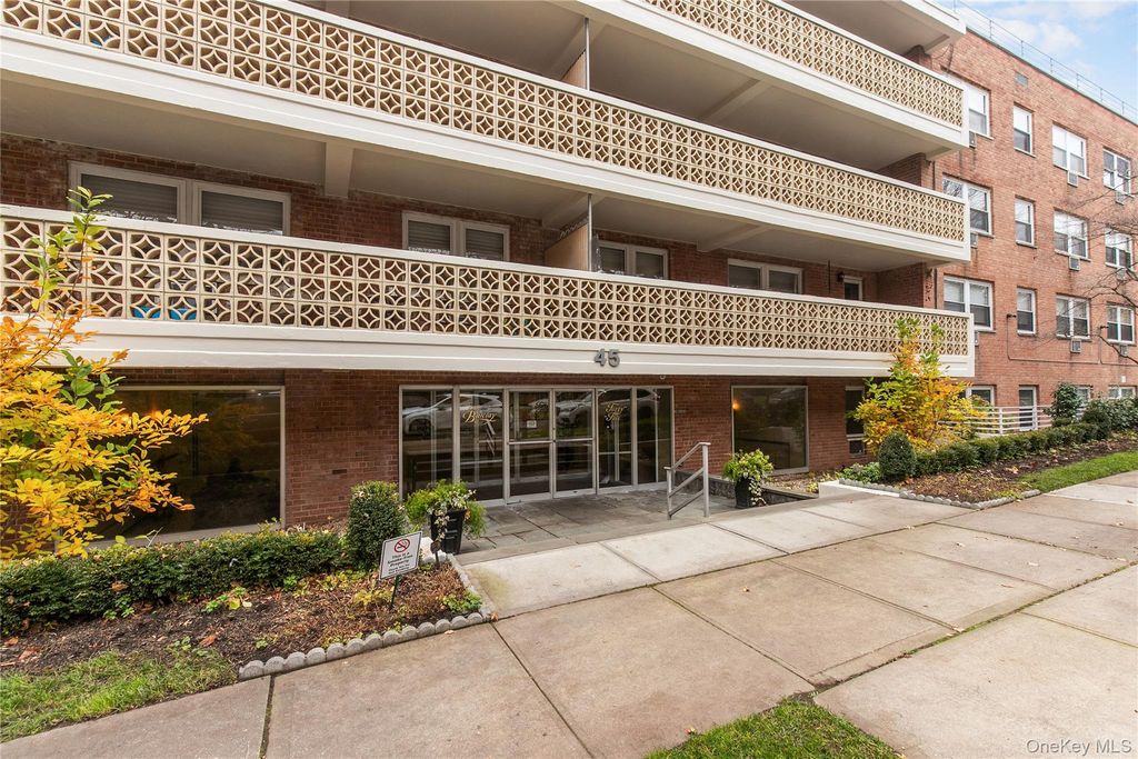 45 HILLPARK Avenue 2L, Great Neck, NY 11021