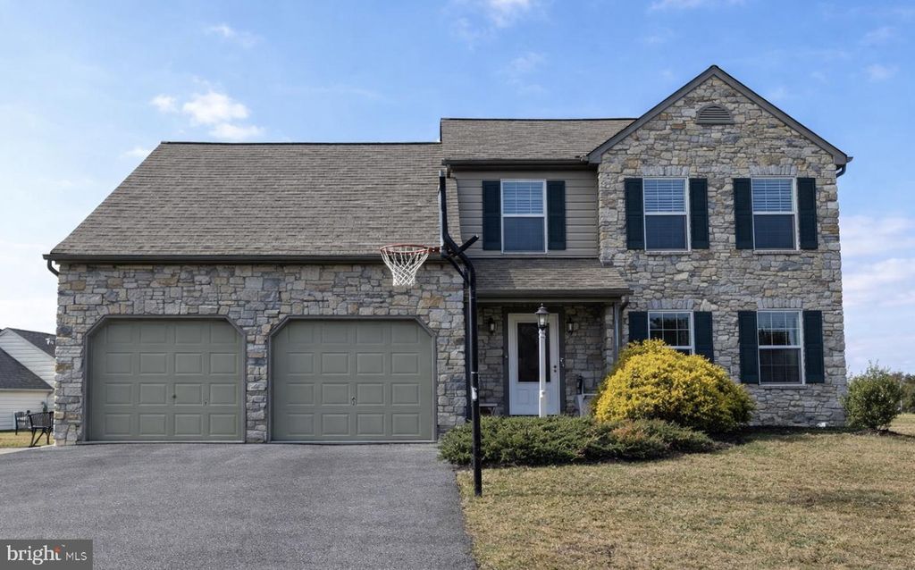 Image 1 of property listing at 3020 DUXBURRY DR, York, PA 17404