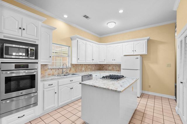 616 Westwood Circle, La Marque, TX 77568