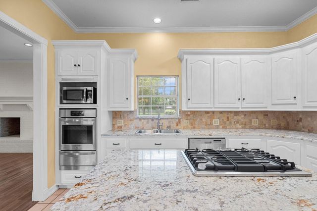 616 Westwood Circle, La Marque, TX 77568