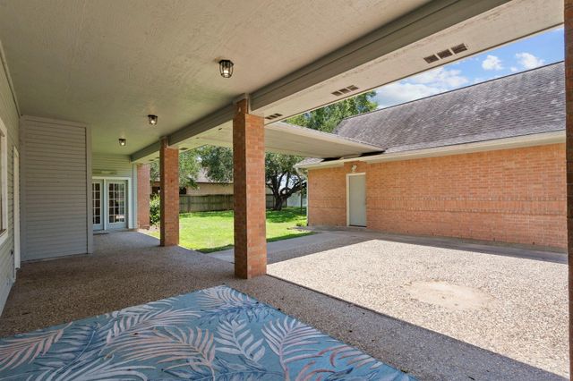 616 Westwood Circle, La Marque, TX 77568