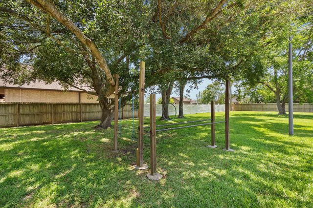 616 Westwood Circle, La Marque, TX 77568