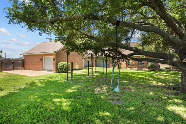 616 Westwood Circle, La Marque, TX 77568