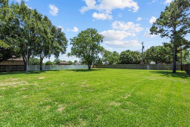 616 Westwood Circle, La Marque, TX 77568