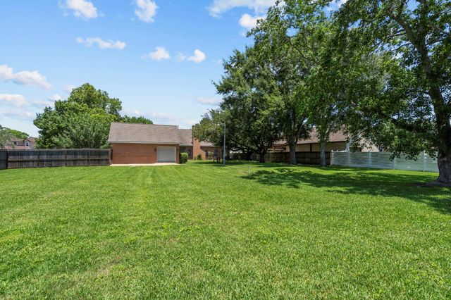 616 Westwood Circle, La Marque, TX 77568