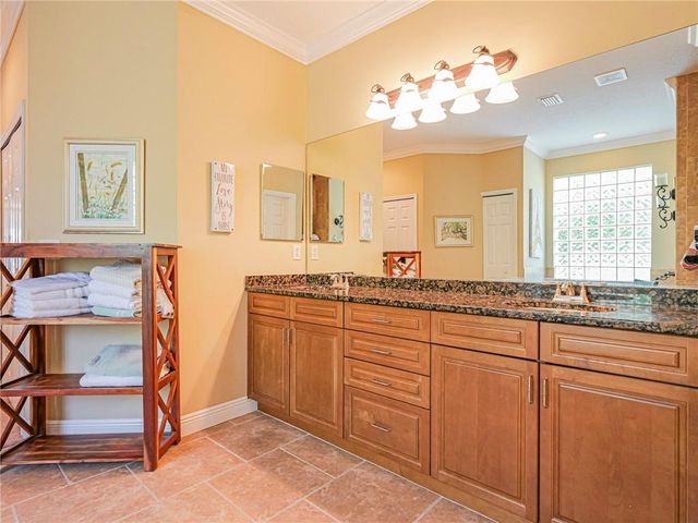 5873 Pine Ridge Circle, Vero Beach, FL 32967