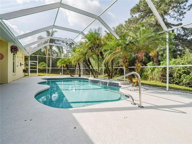 5873 Pine Ridge Circle, Vero Beach, FL 32967