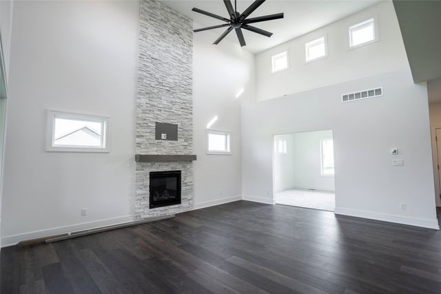 537 SE Walnut Woods Drive, West Des Moines, IA 50265