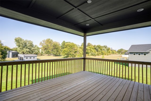 537 SE Walnut Woods Drive, West Des Moines, IA 50265