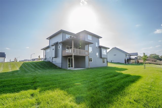 537 SE Walnut Woods Drive, West Des Moines, IA 50265