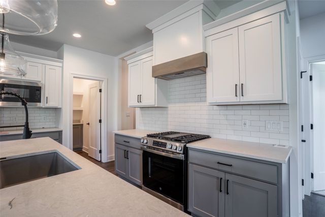 537 SE Walnut Woods Drive, West Des Moines, IA 50265