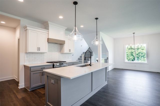 537 SE Walnut Woods Drive, West Des Moines, IA 50265