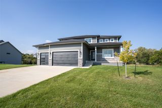 537 SE Walnut Woods Drive, West Des Moines, IA 50265