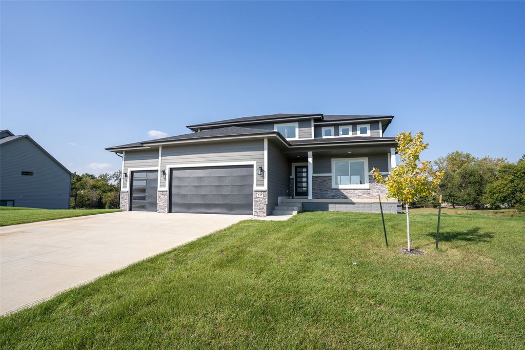 537 SE Walnut Woods Drive, West Des Moines, IA 50265