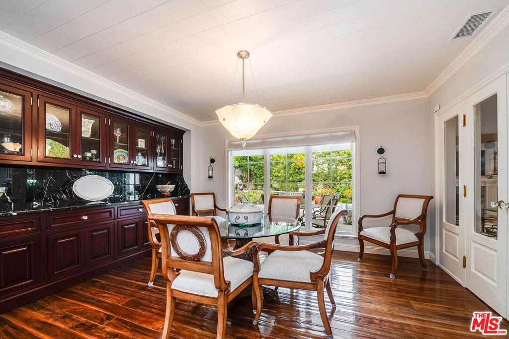 Image 10 of property listing at 9921 Toluca Lake Avenue, Toluca Lake, CA 91602