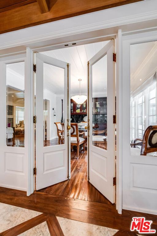 Image 11 of property listing at 9921 Toluca Lake Avenue, Toluca Lake, CA 91602