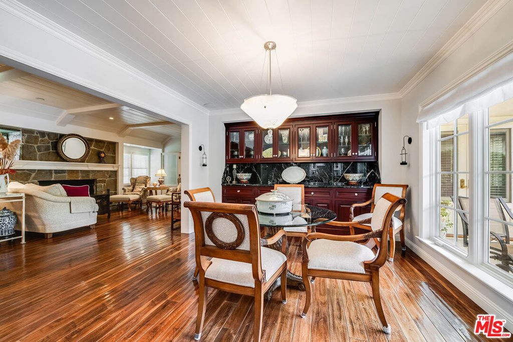 Image 12 of property listing at 9921 Toluca Lake Avenue, Toluca Lake, CA 91602