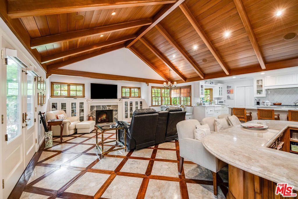 Image 13 of property listing at 9921 Toluca Lake Avenue, Toluca Lake, CA 91602