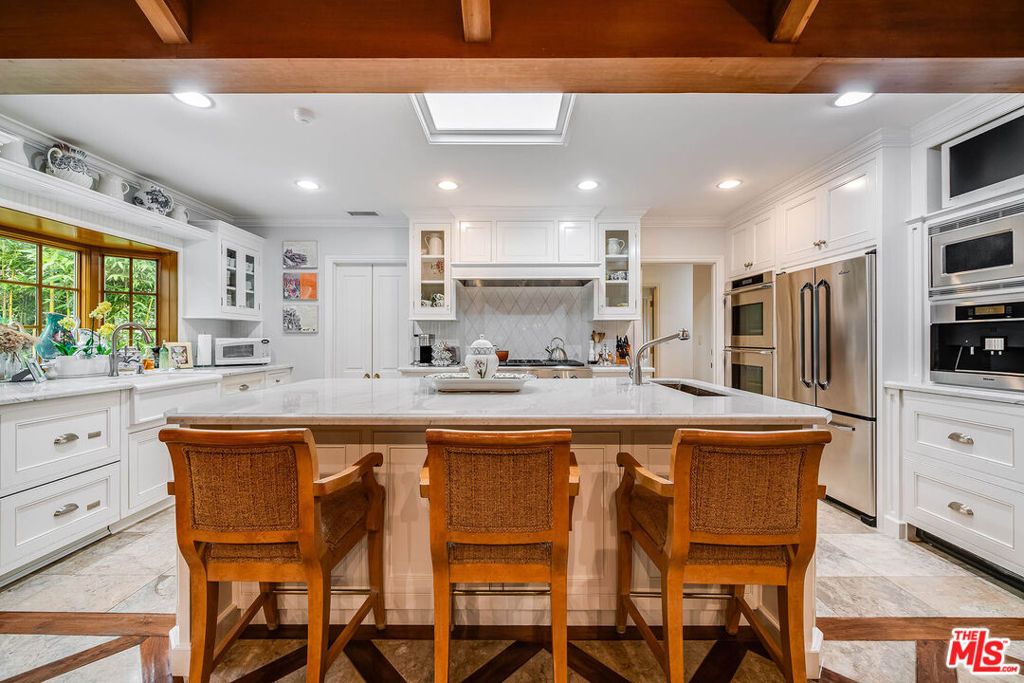 Image 15 of property listing at 9921 Toluca Lake Avenue, Toluca Lake, CA 91602