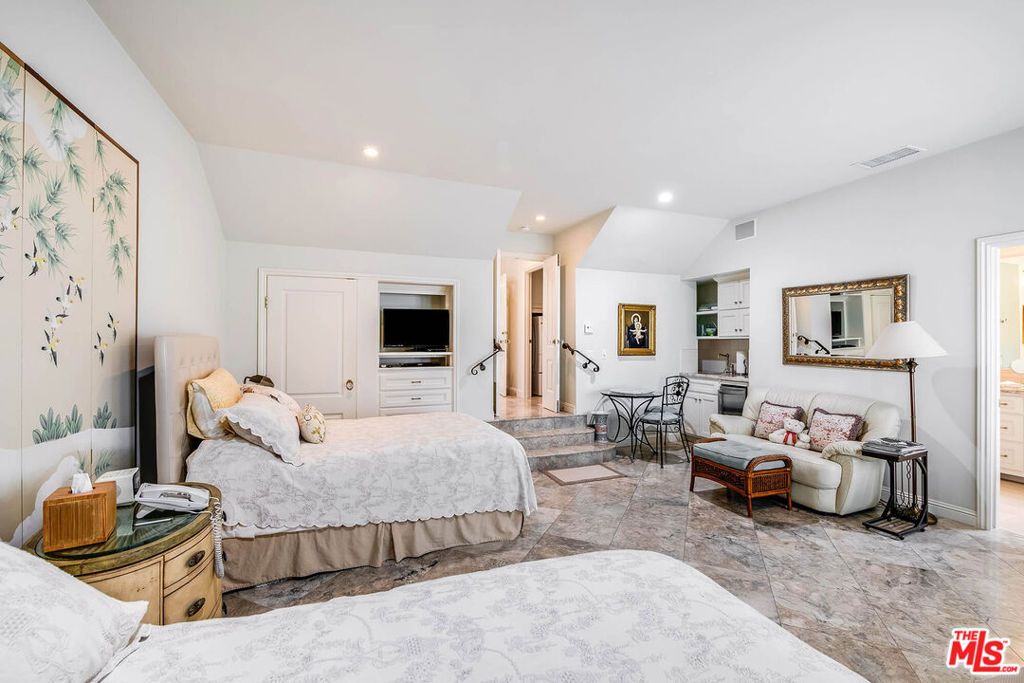 Image 20 of property listing at 9921 Toluca Lake Avenue, Toluca Lake, CA 91602