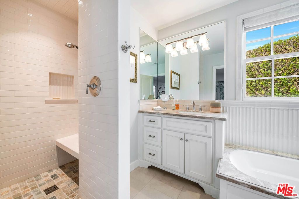 Image 21 of property listing at 9921 Toluca Lake Avenue, Toluca Lake, CA 91602