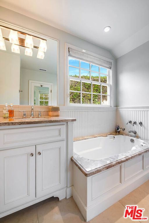 Image 22 of property listing at 9921 Toluca Lake Avenue, Toluca Lake, CA 91602