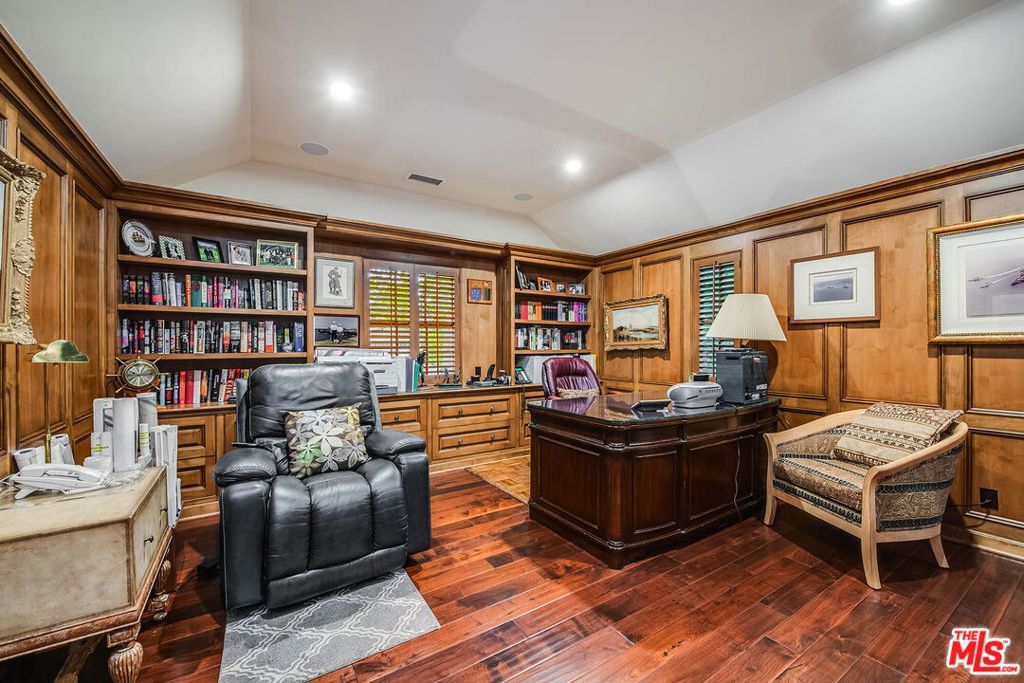 Image 25 of property listing at 9921 Toluca Lake Avenue, Toluca Lake, CA 91602