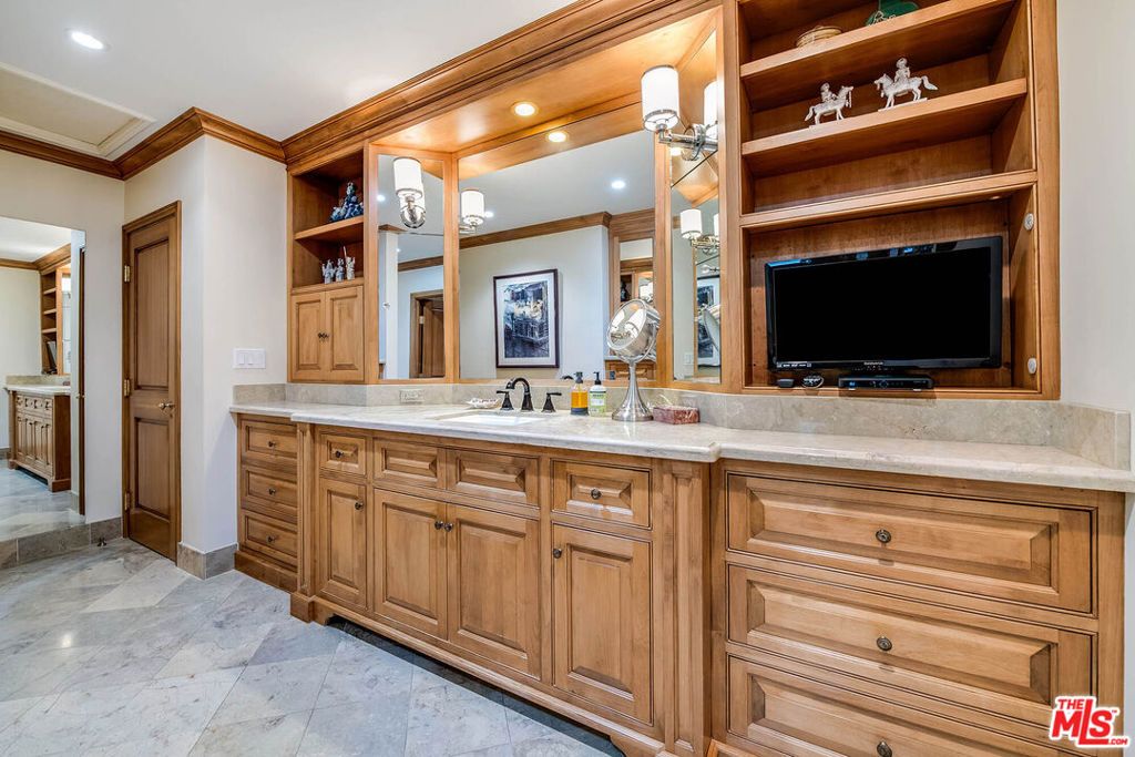 Image 26 of property listing at 9921 Toluca Lake Avenue, Toluca Lake, CA 91602