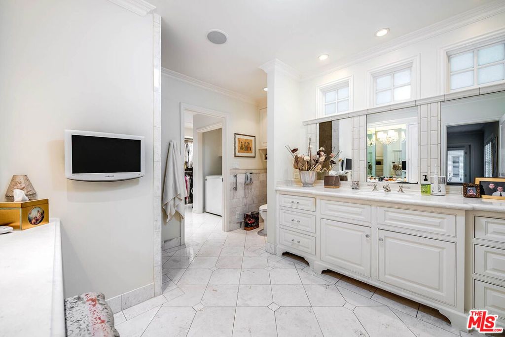 Image 30 of property listing at 9921 Toluca Lake Avenue, Toluca Lake, CA 91602