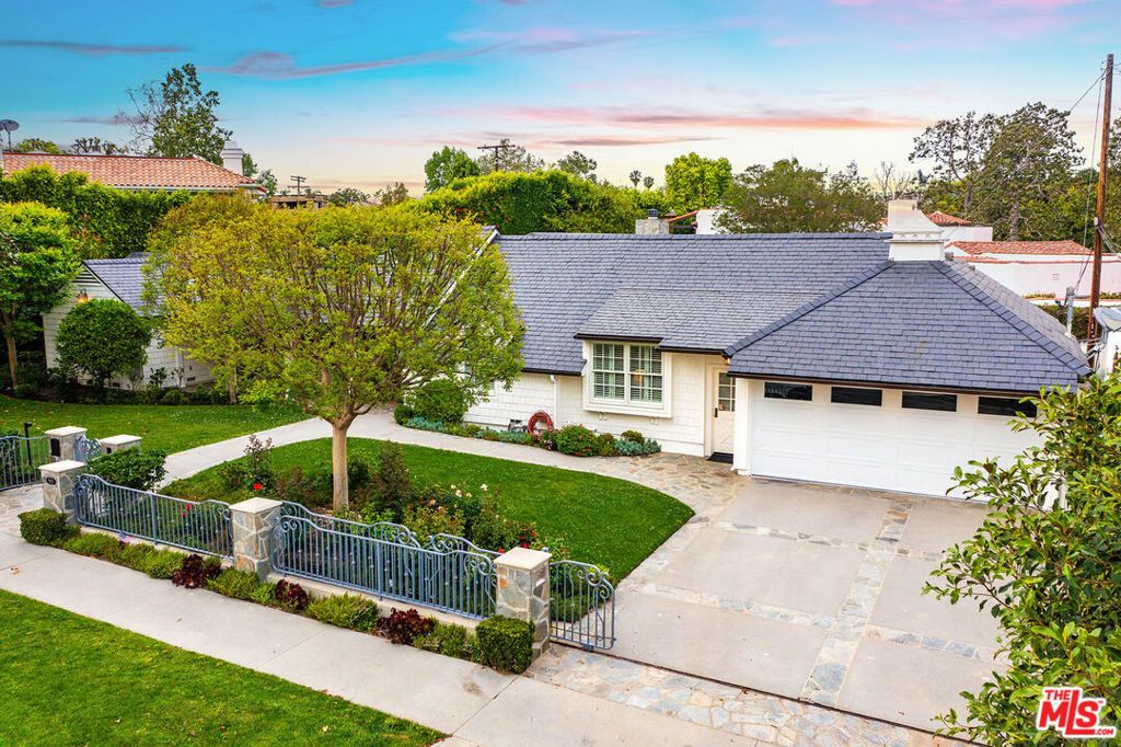 Image 38 of property listing at 9921 Toluca Lake Avenue, Toluca Lake, CA 91602