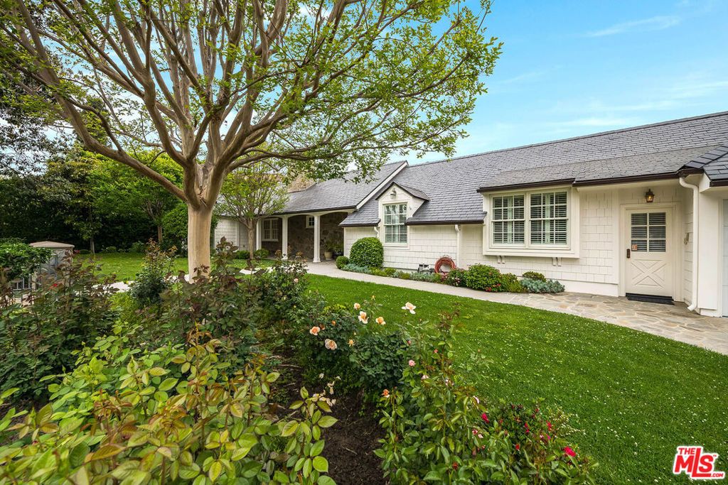 Image 4 of property listing at 9921 Toluca Lake Avenue, Toluca Lake, CA 91602