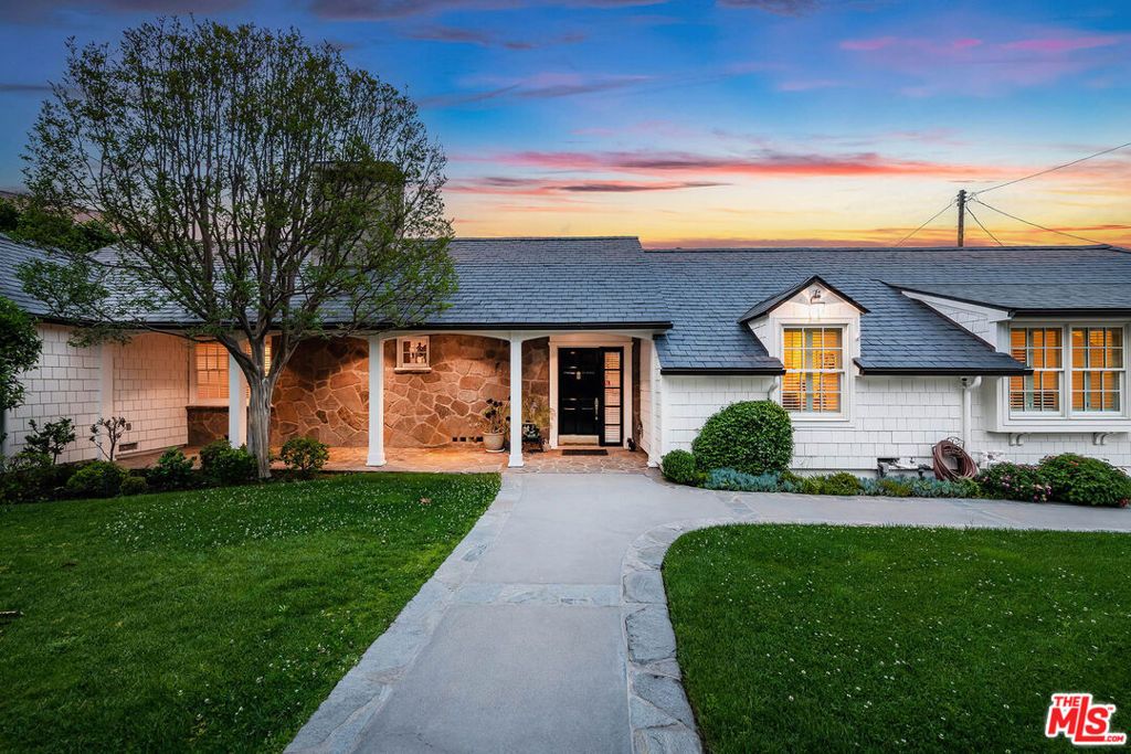 Image 48 of property listing at 9921 Toluca Lake Avenue, Toluca Lake, CA 91602