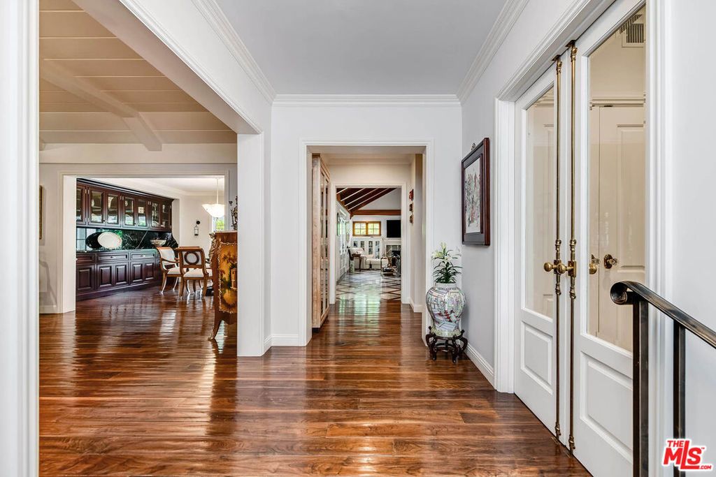 Image 6 of property listing at 9921 Toluca Lake Avenue, Toluca Lake, CA 91602