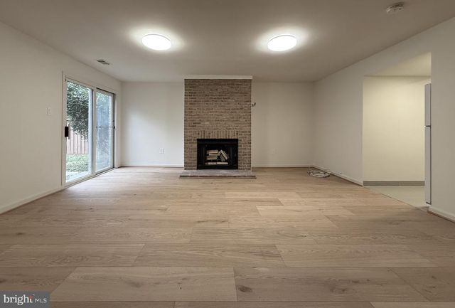 7438 CRESTBERRY LN, Bethesda, MD 20817