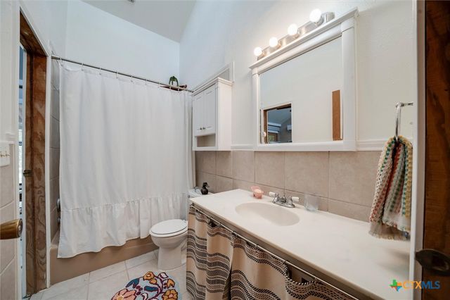 150 Lakeview Drive, Del Valle, TX 78617